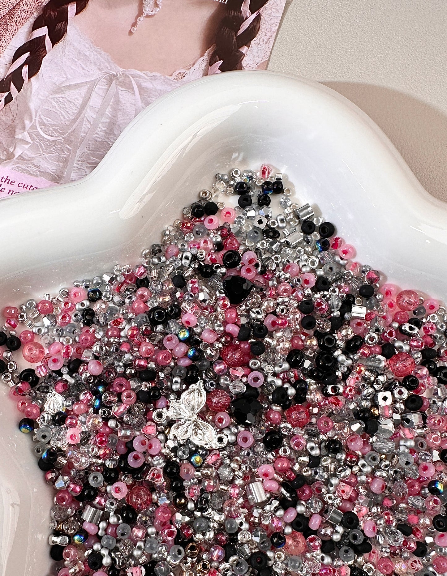 D341.Black pink seed bead mix